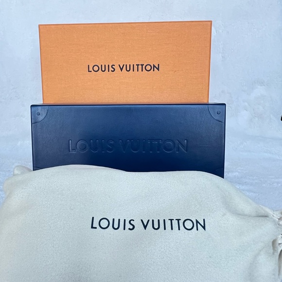 Authentic Louis Vutton Sunglasses!! Black color with gold motives! Brand New!!! - Picture 4 of 15